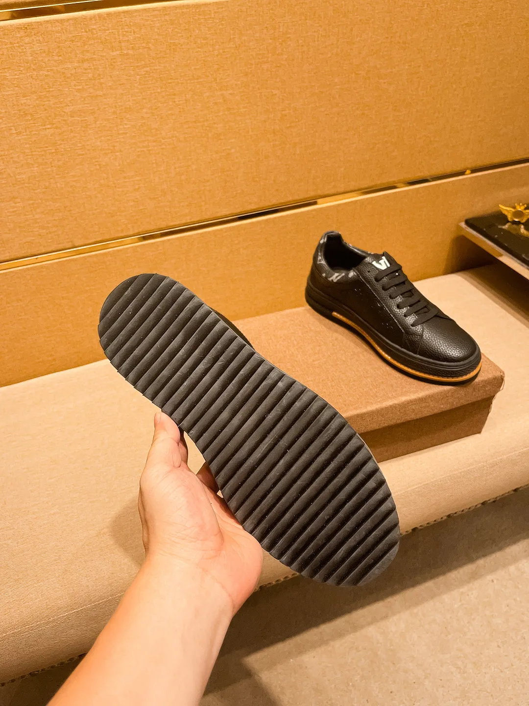 Men's shoes 💰 420💰👍【LV】🔥🔝Louis Vuitton, high-end men's shoes brand, official website 1:1 latest masterpiece: the upper is made of Italian imported first-layer cowhide🔥Official website original special technical cloth fabric matching🔥Original comfortable and breathable lining➕Original designated non-slip outsole🔥Make walking more convenient and comfortable! An exclusive new model, a stunning work, a beautiful 1:1 replica [color] compared to the official quality! Create a fashionable personality to set off your uniqueness! A must-have for trendy men! 🔥, sizes: 38-44. color:.     2⃣️colors available🔥